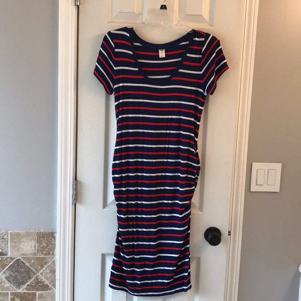 S Old Navy striped, fitted maternity dress.